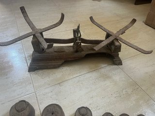 Balanza antigua de metal con pesas