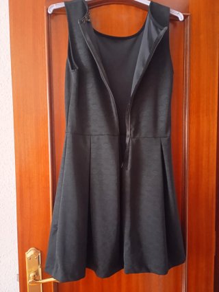 Vestido negro sin mangas ,sienta muy bien