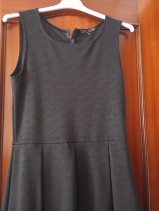 Vestido negro sin mangas ,sienta muy bien