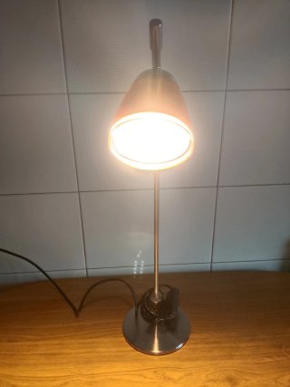 Lámpara de escritorio flexo naranja y plata