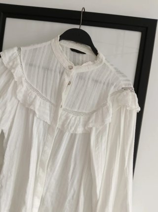 Blusa blanca con volantes
