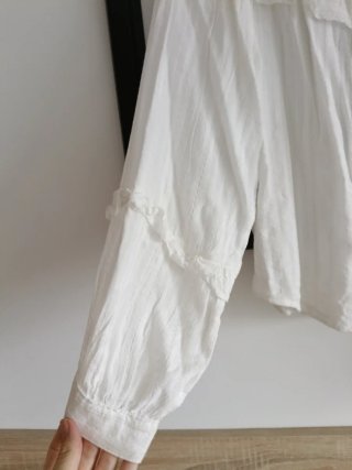 Blusa blanca con volantes