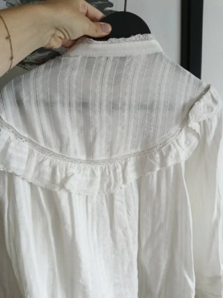Blusa blanca con volantes