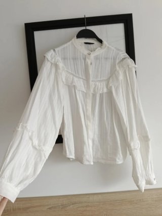 Blusa blanca con volantes