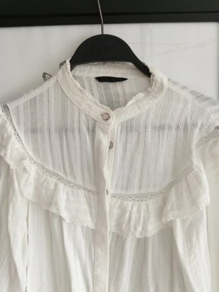 Blusa blanca con volantes