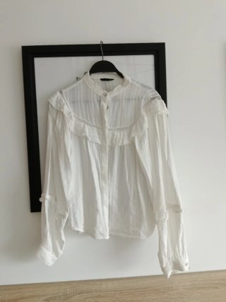 Blusa blanca con volantes