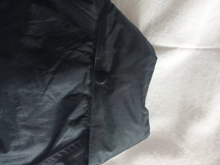 Impermeable con capucha azul marino