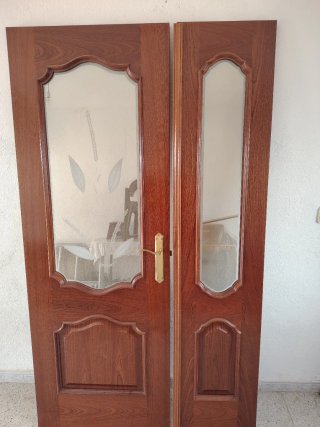 Puerta madera con cristal decorado