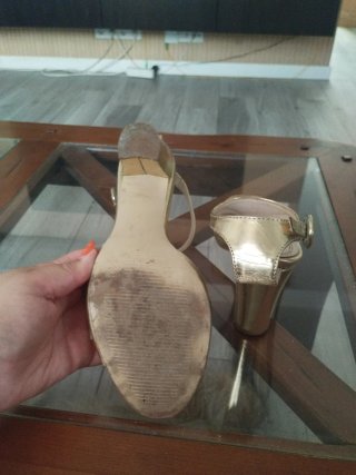 Zapatos de tacón dorados