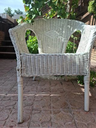 Silla de mimbre para jardín