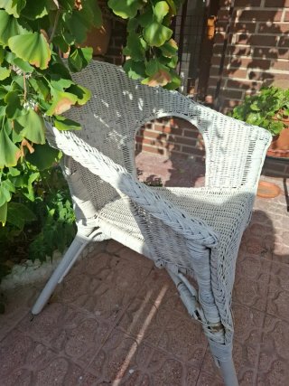 Silla de mimbre para jardín