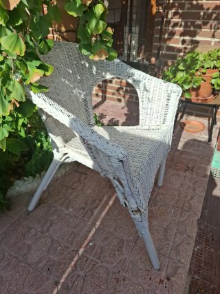 Silla de mimbre para jardín