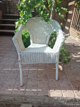Silla de mimbre para jardín