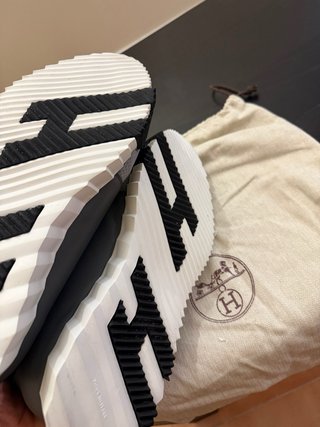 Zapatillas Hermes grises y naranjas