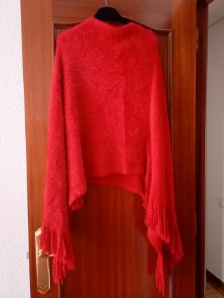 Poncho rojo peludo con flecos