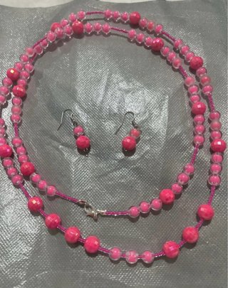 Conjunto collar y pendientes de cuentas