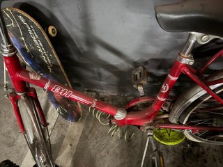 Bicicleta BH Roja rueda pinchada patin 5 eur