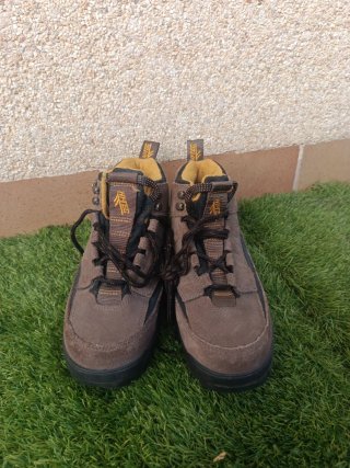 Botas de montaña Hi-Tec marrones y negras