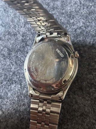 Reloj Seiko - Esfera negra y dorada