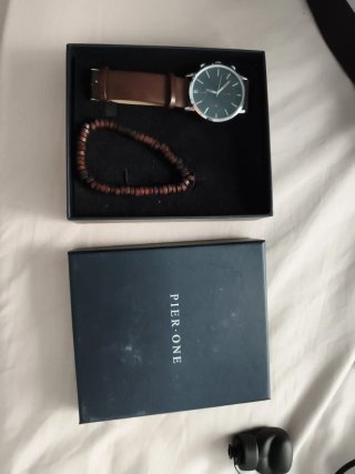 Elegante reloj y pulsera de color madera