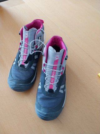 Botas de montaña grises y rosas