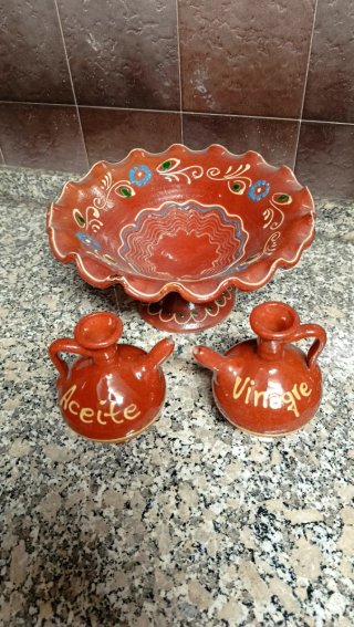 Juego Cerámica:Aceitera, Vinagrera,Porron, Frutero