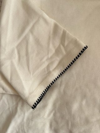 Camiseta blanca hombre con ribete negro
