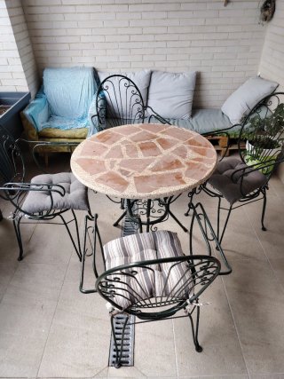 Mesa y 4 sillas de jardín