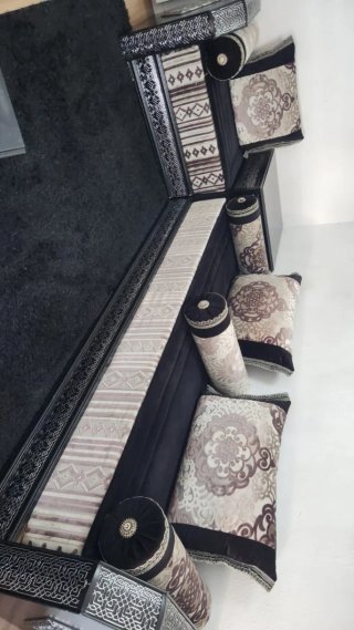 Salón marroquí completo con mesa