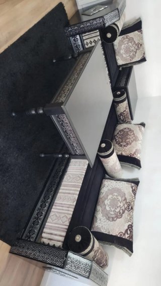 Salón marroquí completo con mesa