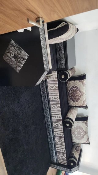 Salón marroquí completo con mesa
