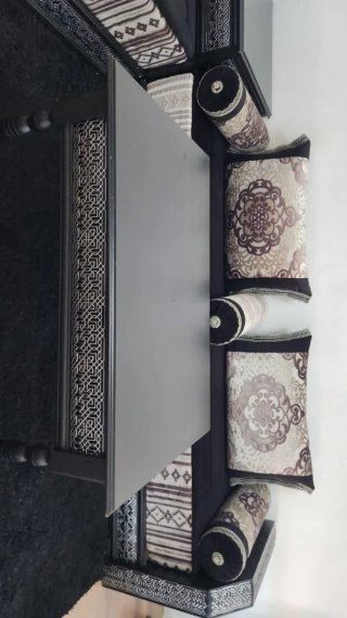 Salón marroquí completo con mesa