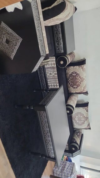 Salón marroquí completo con mesa