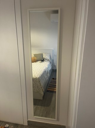 Specchio da terra con cornice bianca di Ikea