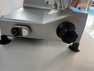 Cortadora de fiambres Beckers 240W