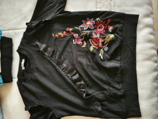 Sudadera negra bordada flores