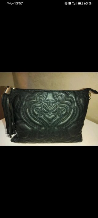 Bolso negro con diseño de corazones