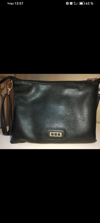 Bolso negro con diseño de corazones