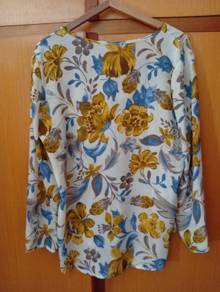 Blusa estampada floral manga larga