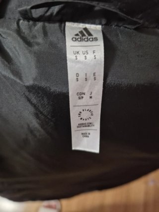 Chaqueta Adidas acolchada negra