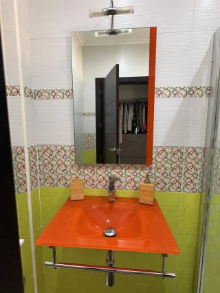 Espejo y lavabo de cristal naranja
