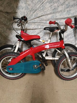 Bicicleta infantil roja y blanca