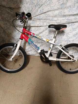 Bicicleta infantil roja y blanca