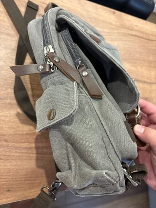 Mochila de lona gris y marrón