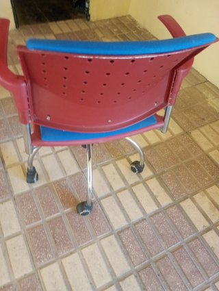 Silla de estudio azul y roja