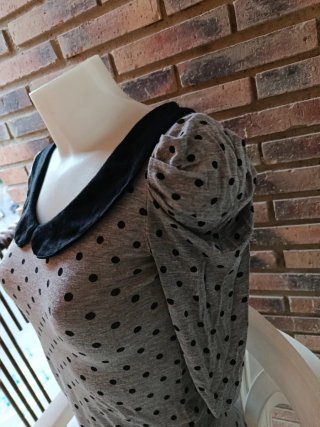 Camiseta gris con lunares negros