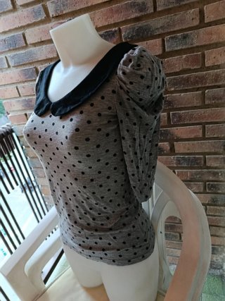 Camiseta gris con lunares negros