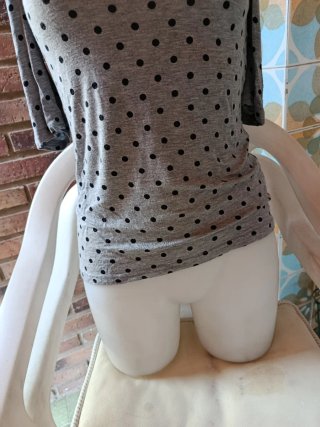 Camiseta gris con lunares negros