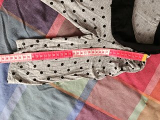 Camiseta gris con lunares negros
