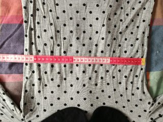 Camiseta gris con lunares negros